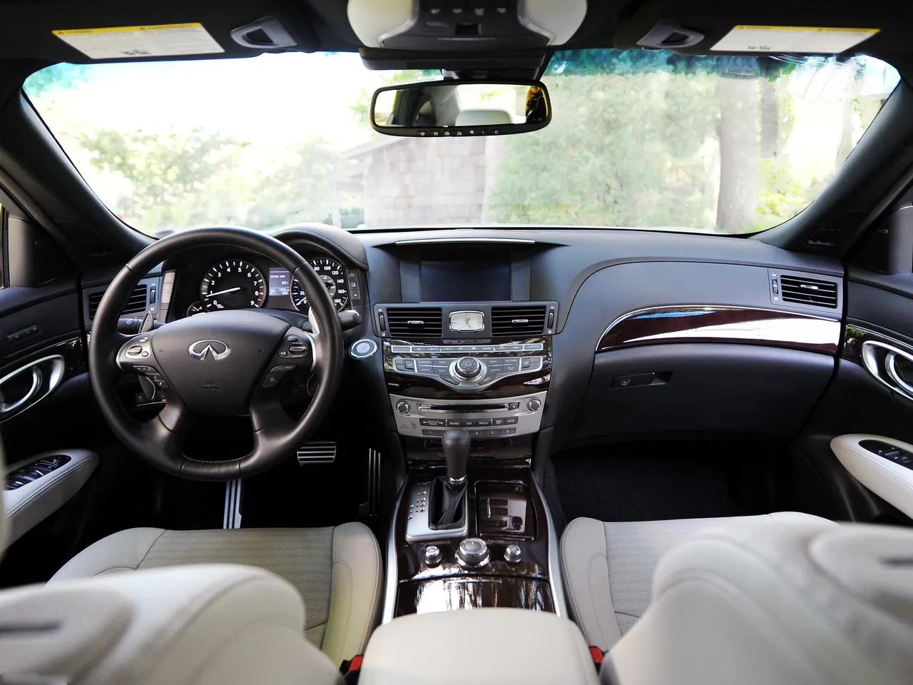 Infiniti Q70 (2015) – interiér