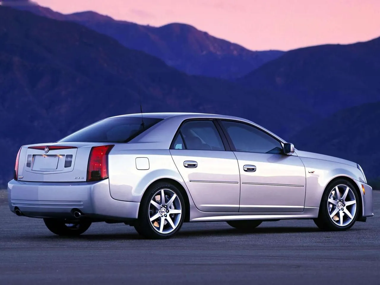 Cadillac CTSV (2004) – zadní tříčtvrteční pohled