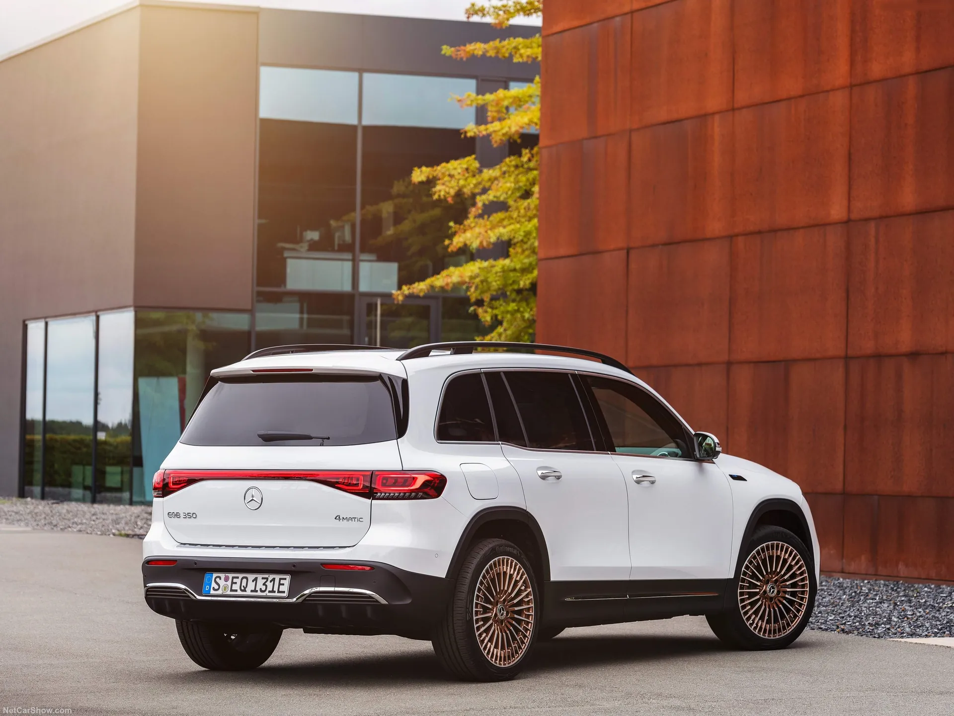 Mercedes-Benz EQB (2022) - Rear Three-Quarter