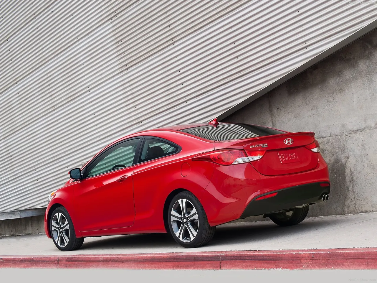 Hyundai Elantra Coupe (2013) – zadní tříčtvrteční pohled