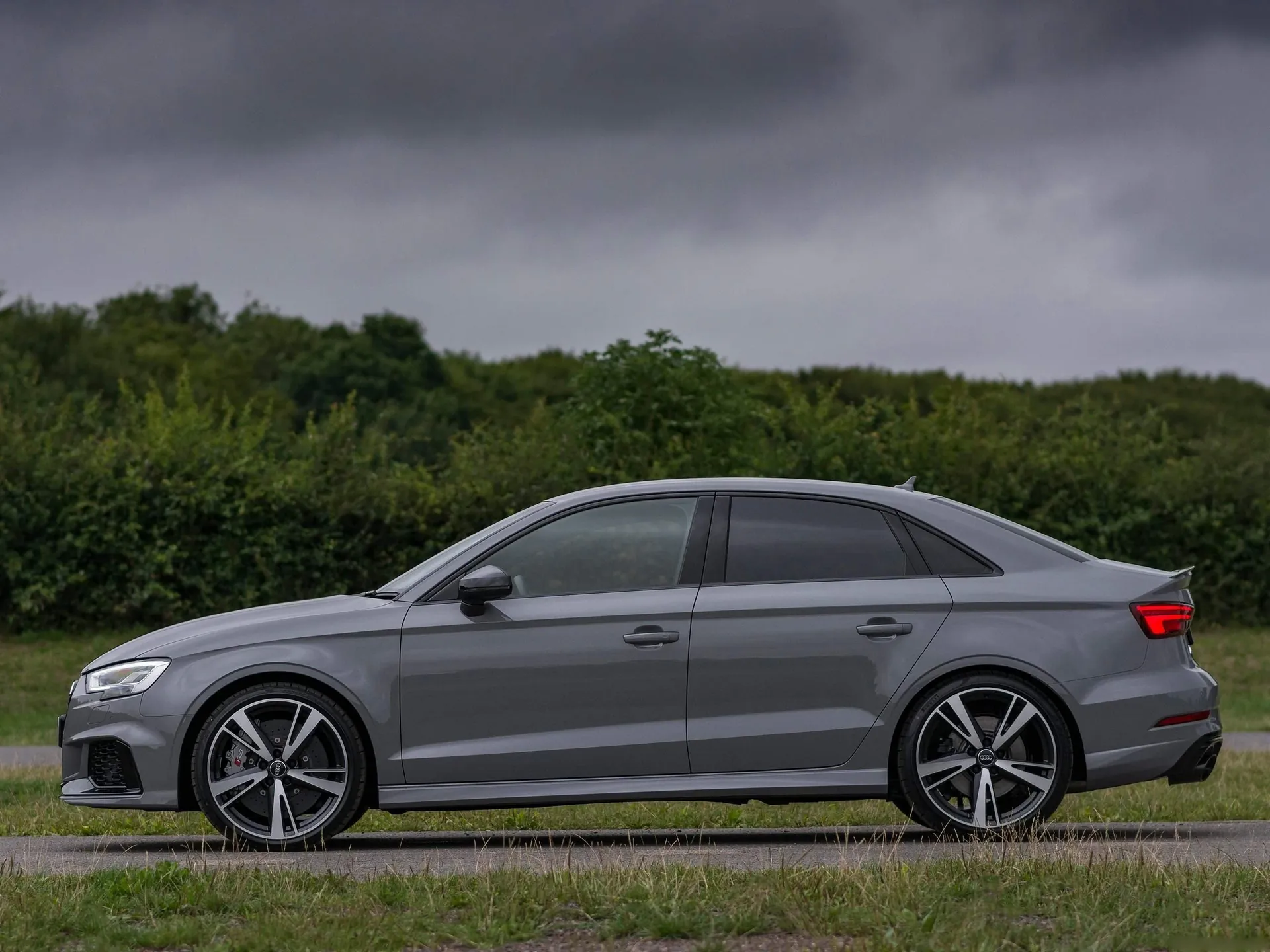 Audi RS3 Sedan (2017) – boční profil