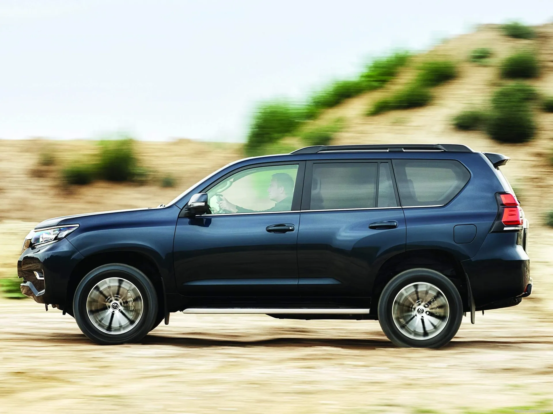 Toyota Land Cruiser (2018) - Side Profile