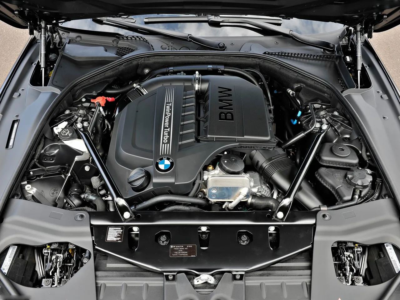 BMW 6-Series Gran Coupe (2013) – motorový prostor