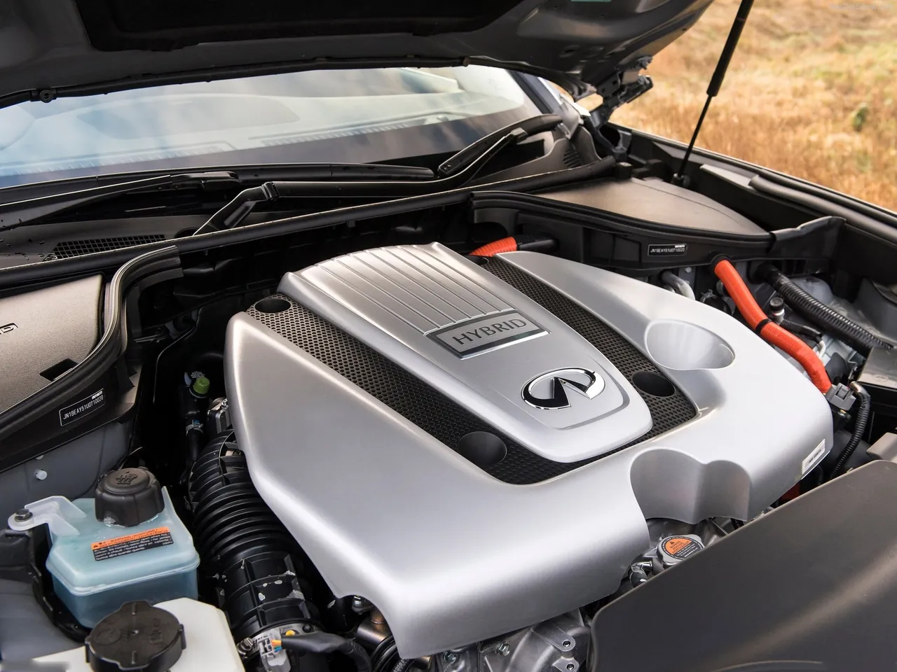 Infiniti Q70 (2015) – motorový prostor
