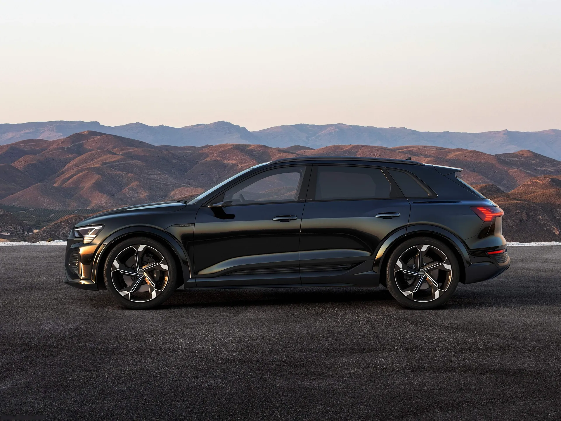 Audi SQ8 e-tron quattro (2024) – boční profil