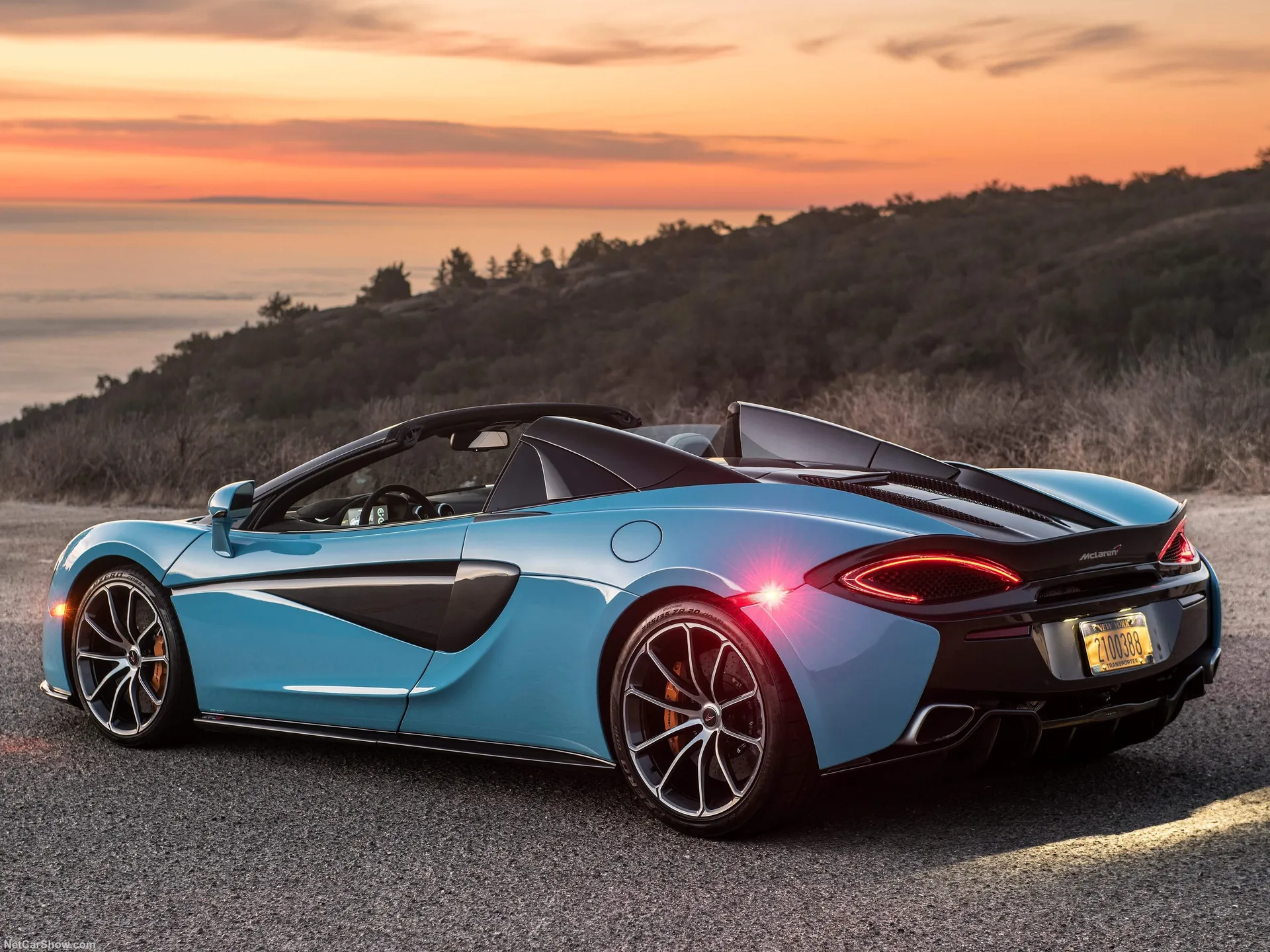 McLaren 570S Spider (2018) – zadní tříčtvrteční pohled