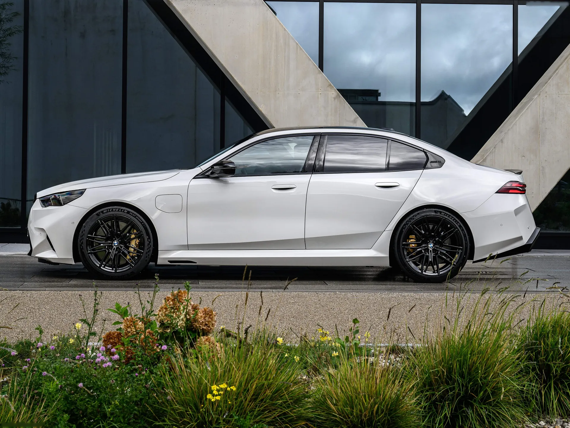 BMW M5 Alpin White (2025) – boční profil
