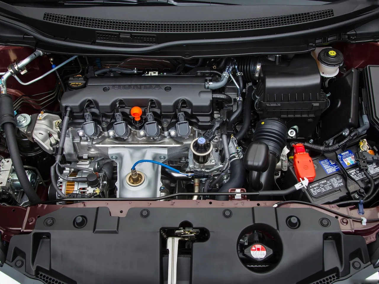 Honda Civic Sedan (2013) – motorový prostor
