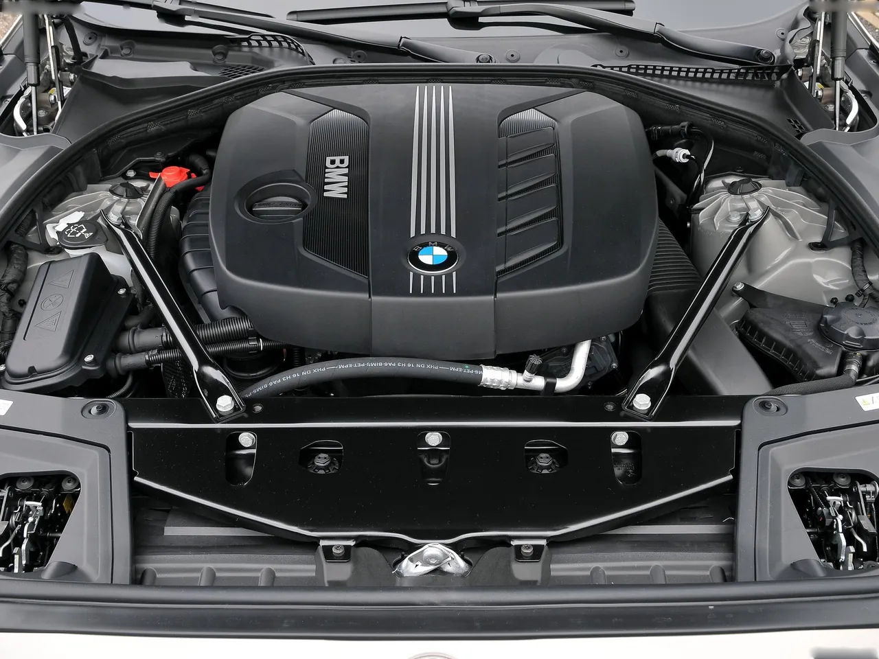 BMW 5-Series Touring (2011) - Engine Bay