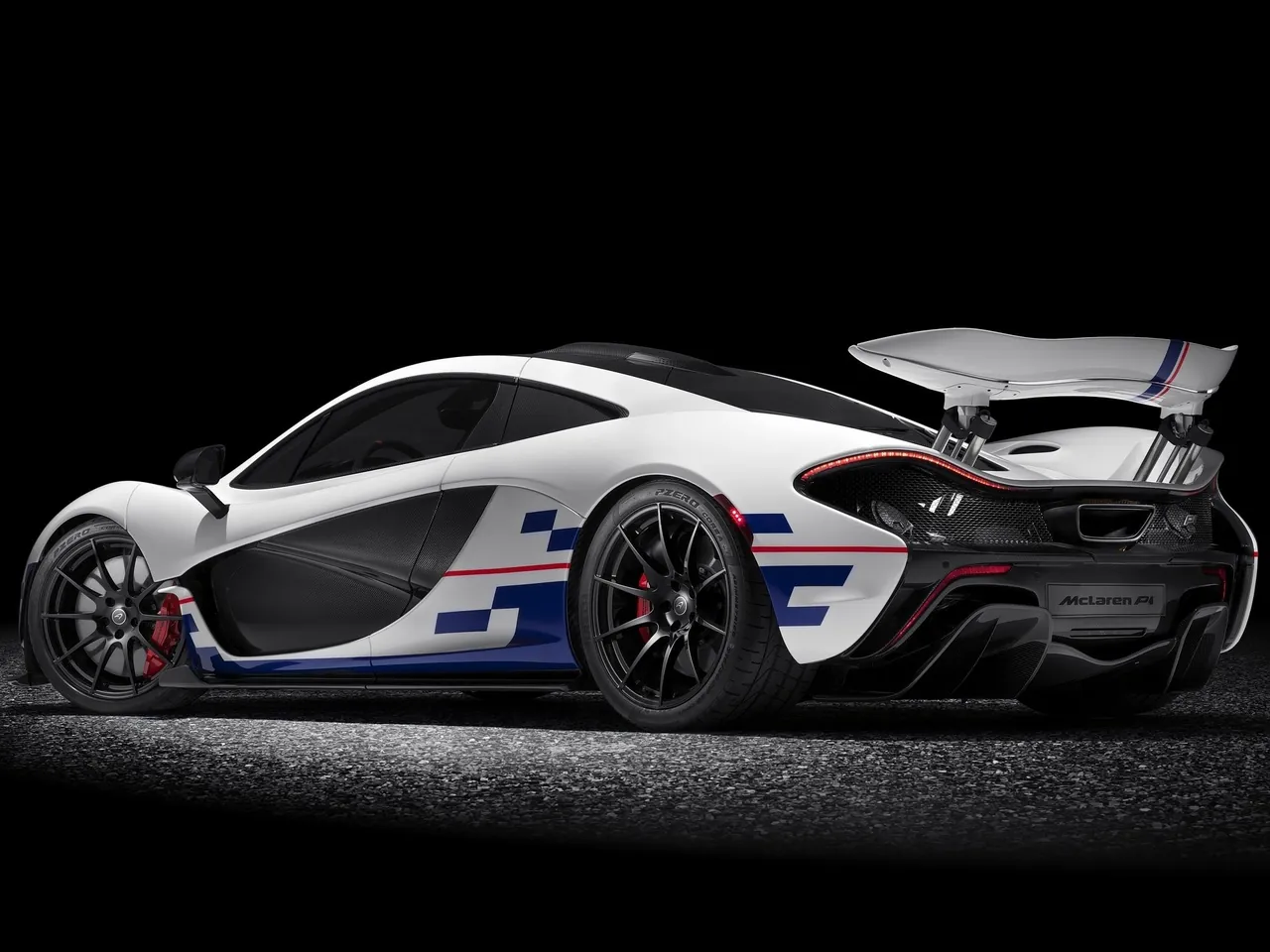 McLaren P1 Prost (2015) – zadní tříčtvrteční pohled