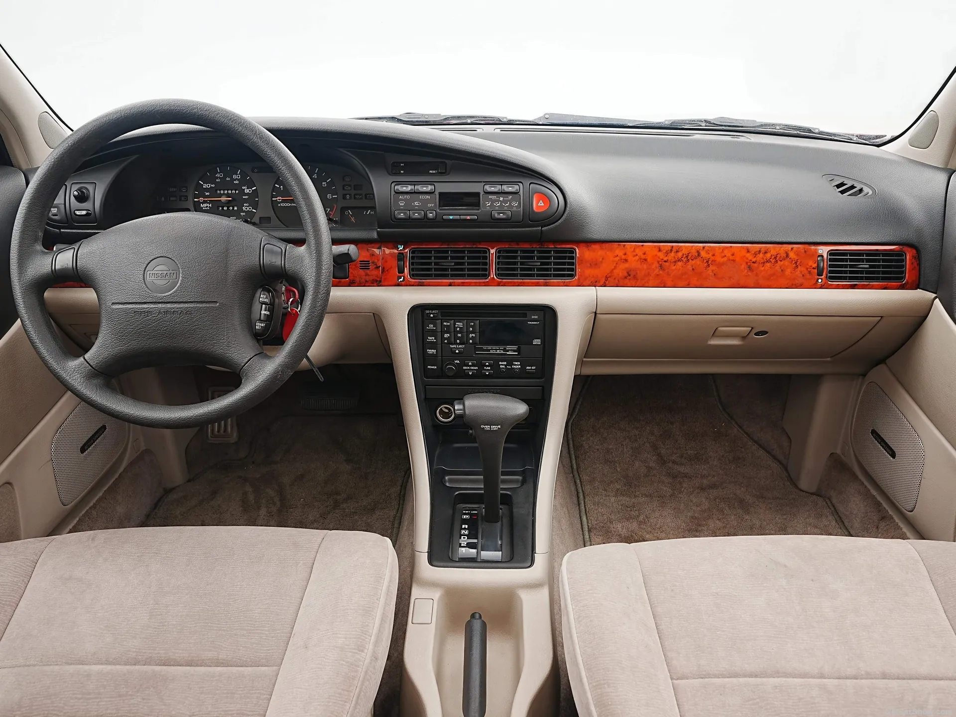 Nissan Altima (1993) – interiér