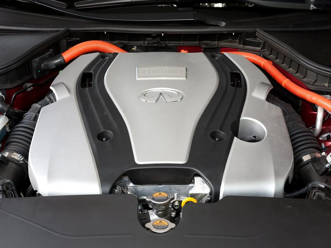 Infiniti Q50 (2014) – motorový prostor