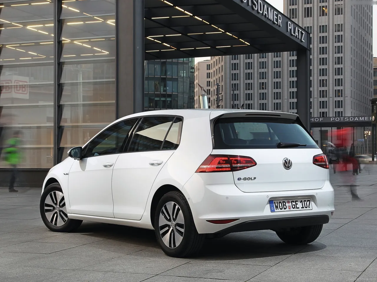 Volkswagen e-Golf (2015) – zadní tříčtvrteční pohled