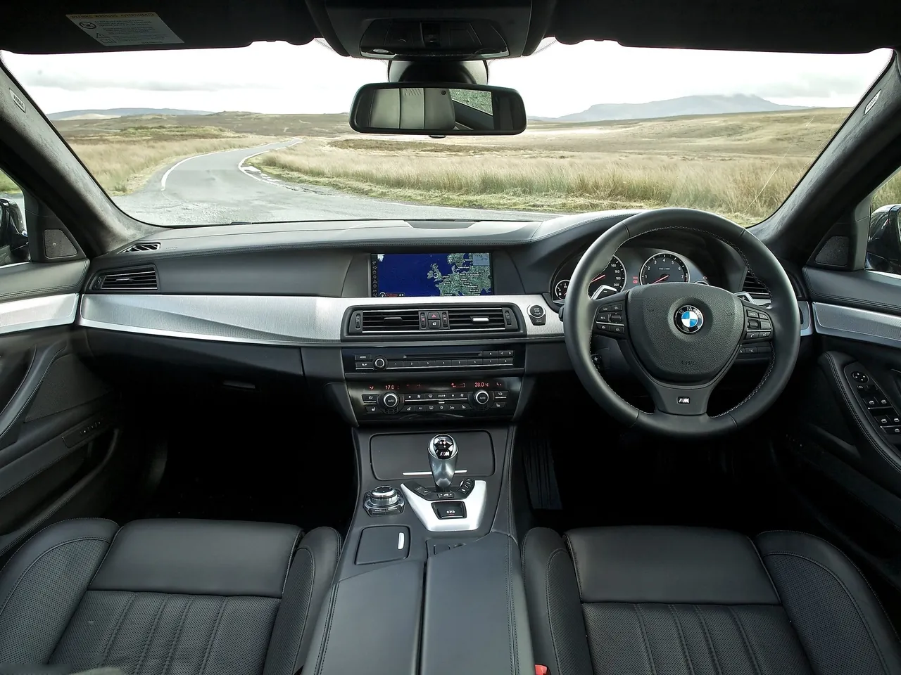 BMW M5 [UK] (2012) – interiér