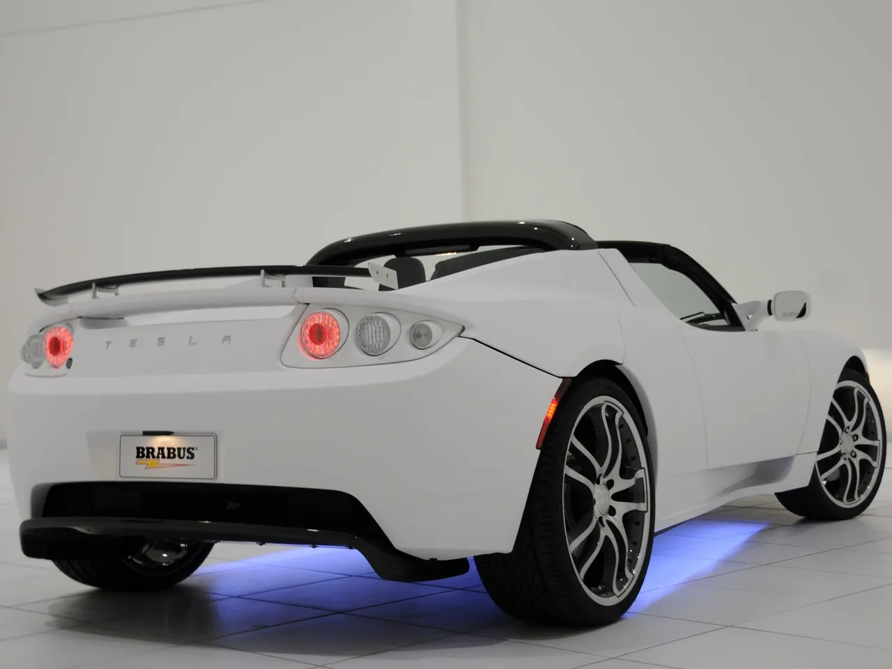 Brabus Tesla Roadster (2009) – zadní tříčtvrteční pohled