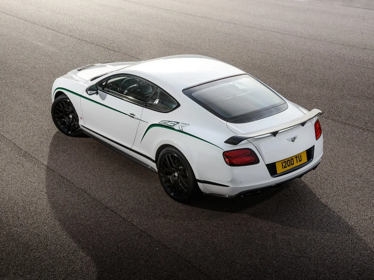 Bentley Continental GT3-R (2015) – zadní tříčtvrteční pohled