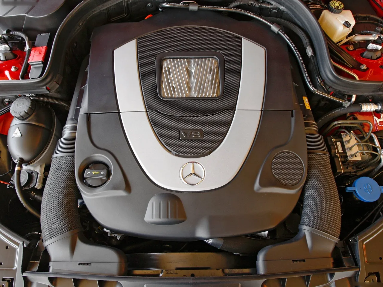 Mercedes-Benz E550 Coupe (2010) - Engine Bay