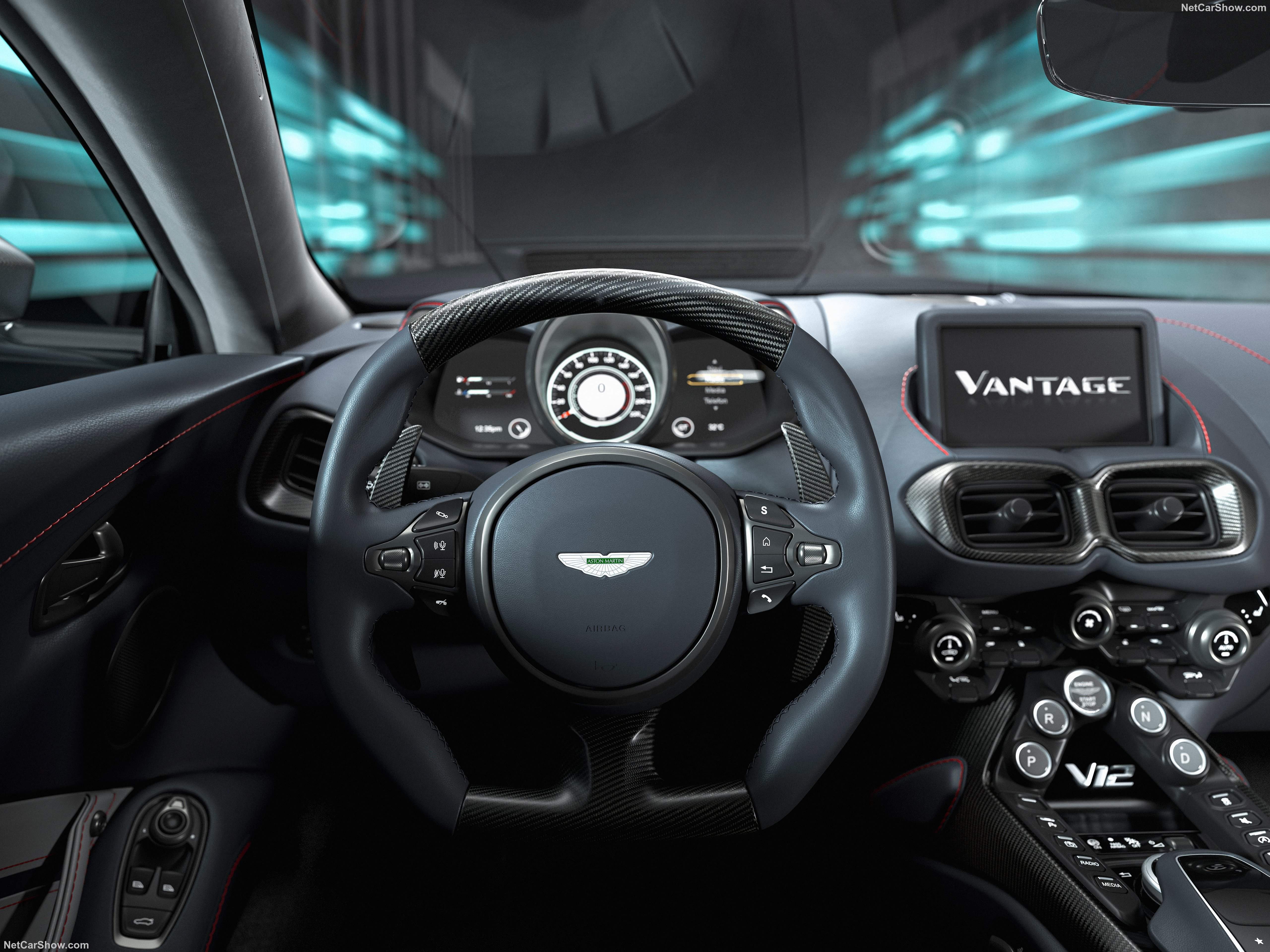 Aston Martin V12 Vantage (2023) – interiér