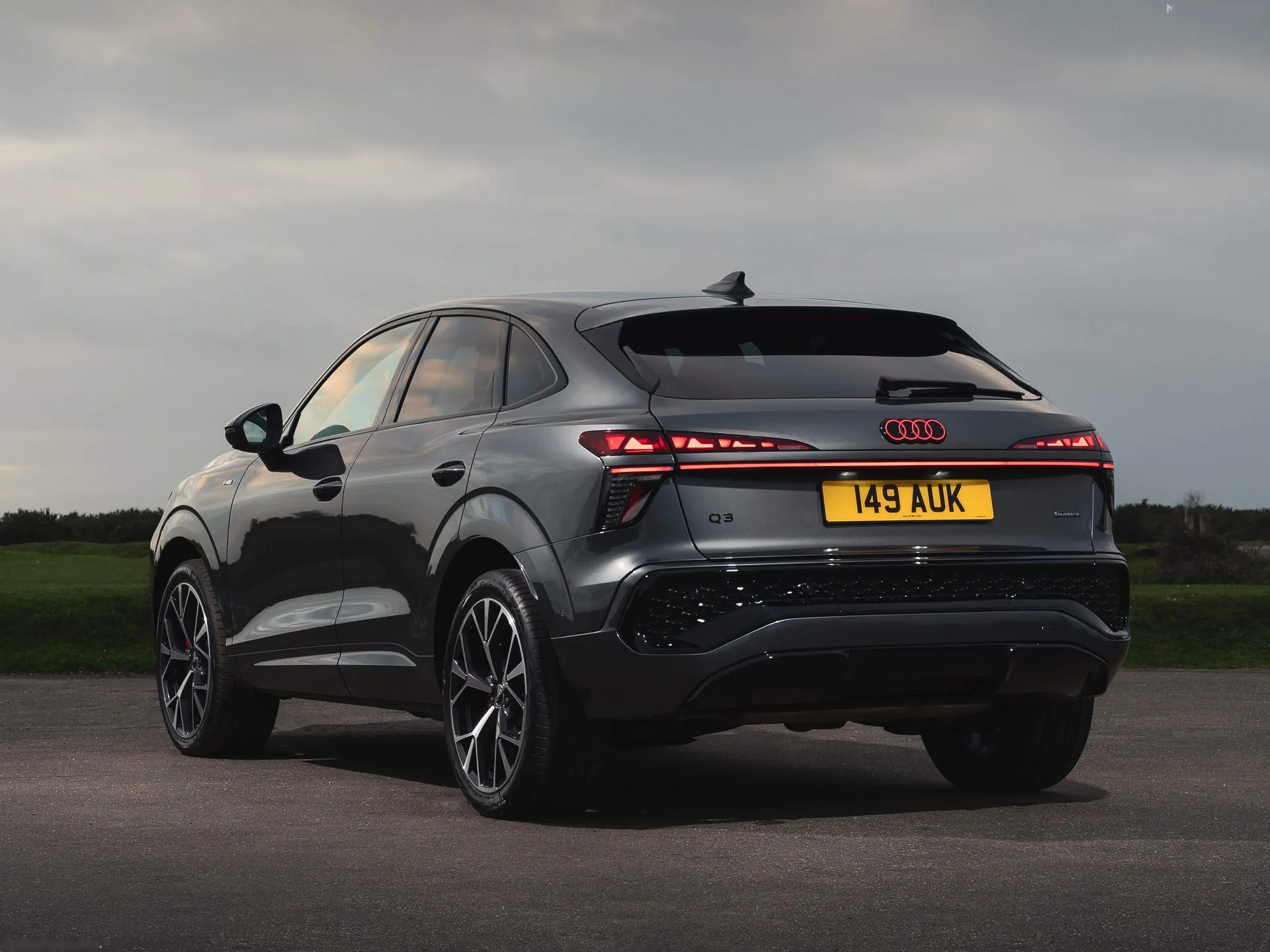 Audi Q3 Sportback [UK] (2026) – zadní tříčtvrteční pohled