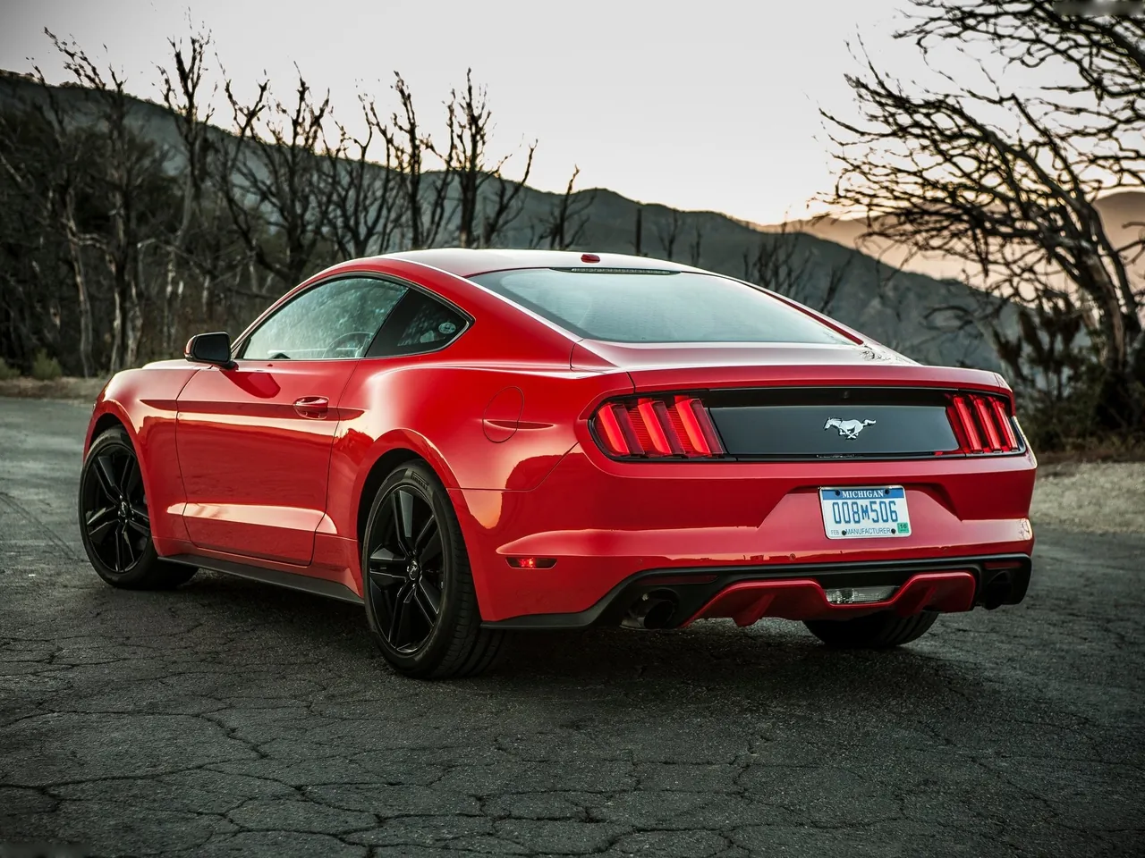 Ford Mustang EcoBoost (2015) – zadní tříčtvrteční pohled