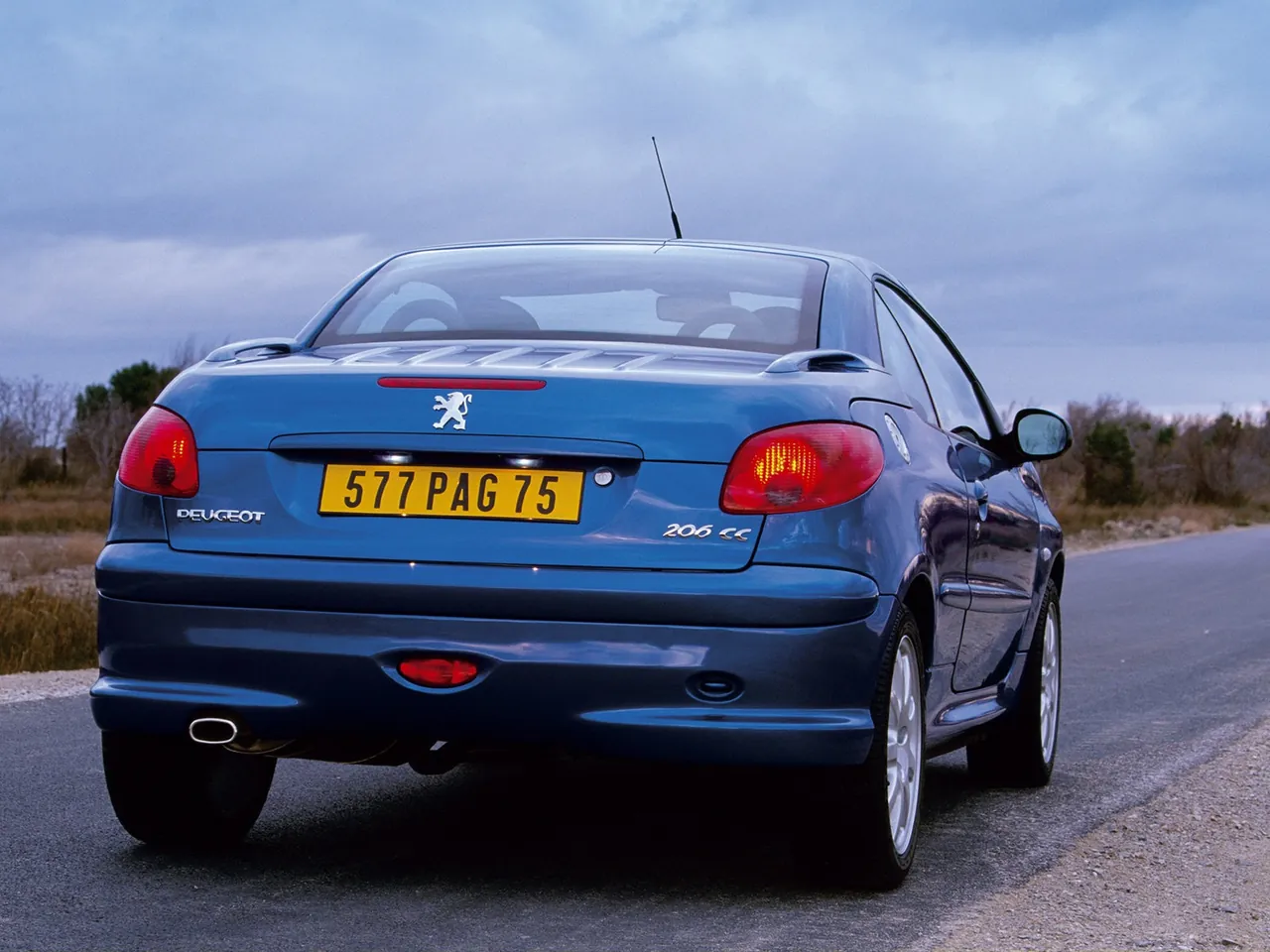 Peugeot 206 CC (2003) – zadní tříčtvrteční pohled