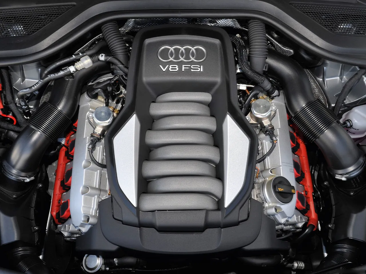Audi A8 (2011) – motorový prostor