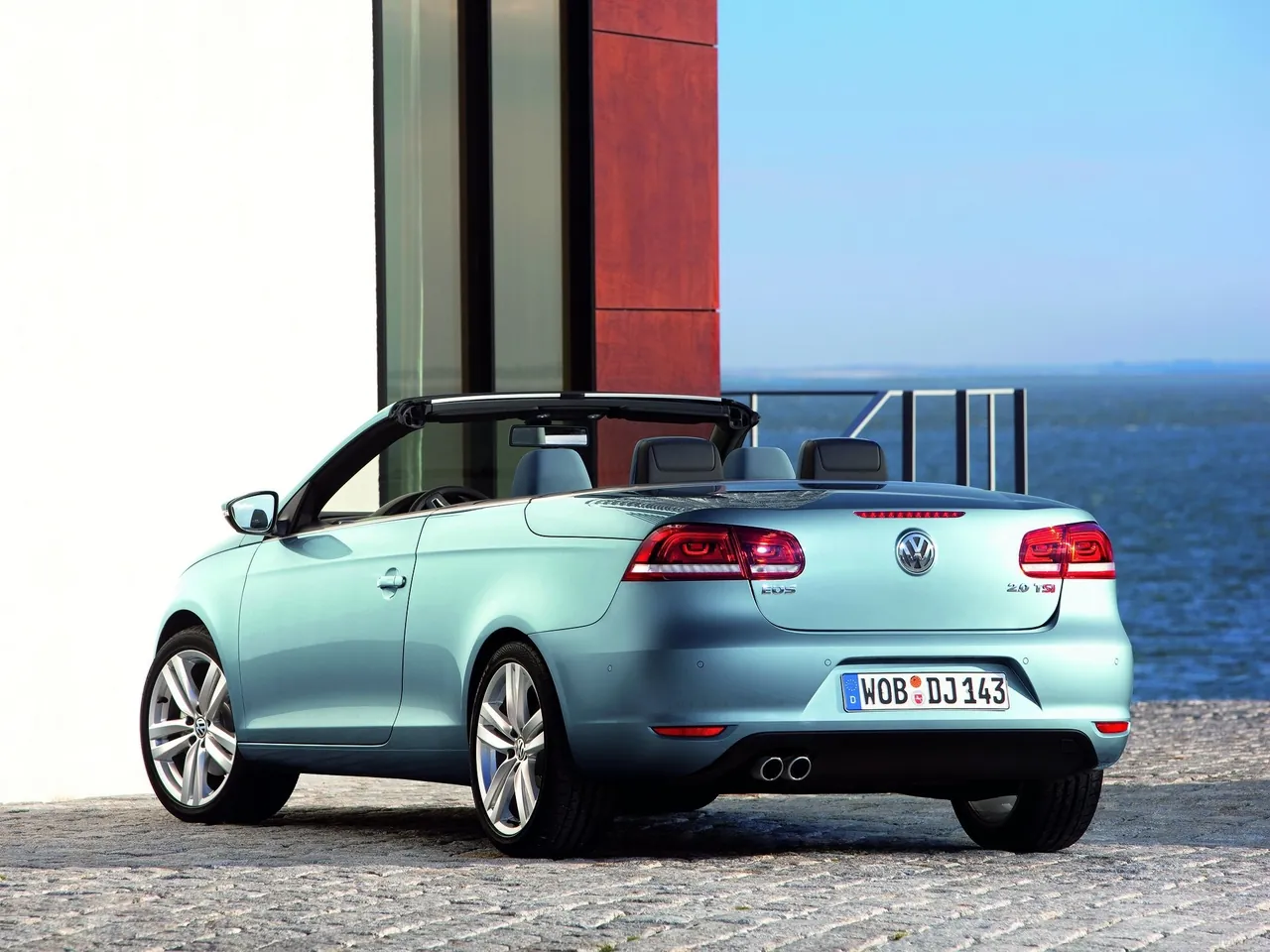 Volkswagen Eos (2011) - Rear Three-Quarter
