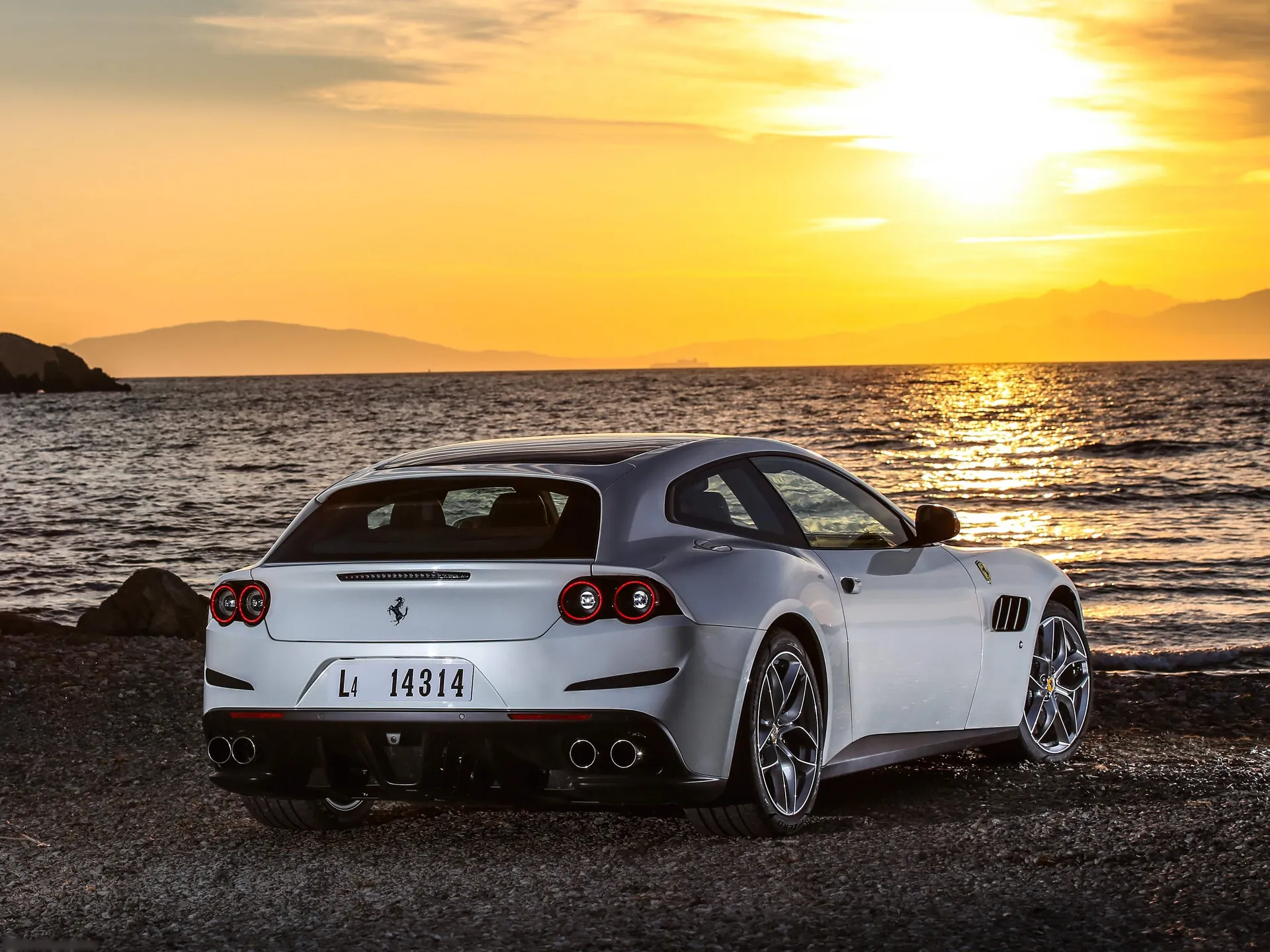 Ferrari GTC4 Lusso T (2017) - Rear Three-Quarter