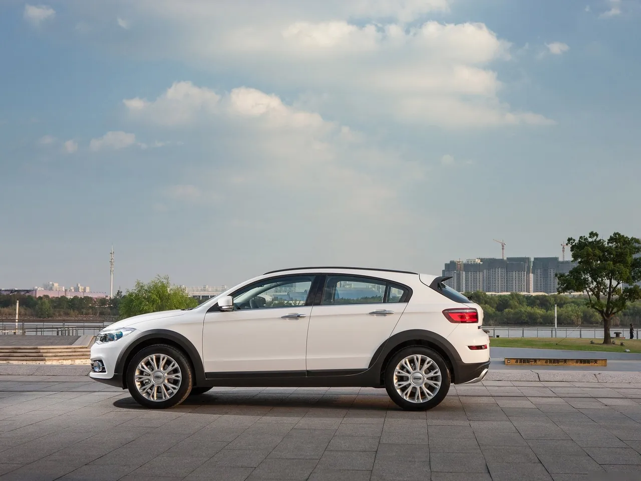 Qoros 3 City SUV 1.6T (2015) – boční profil