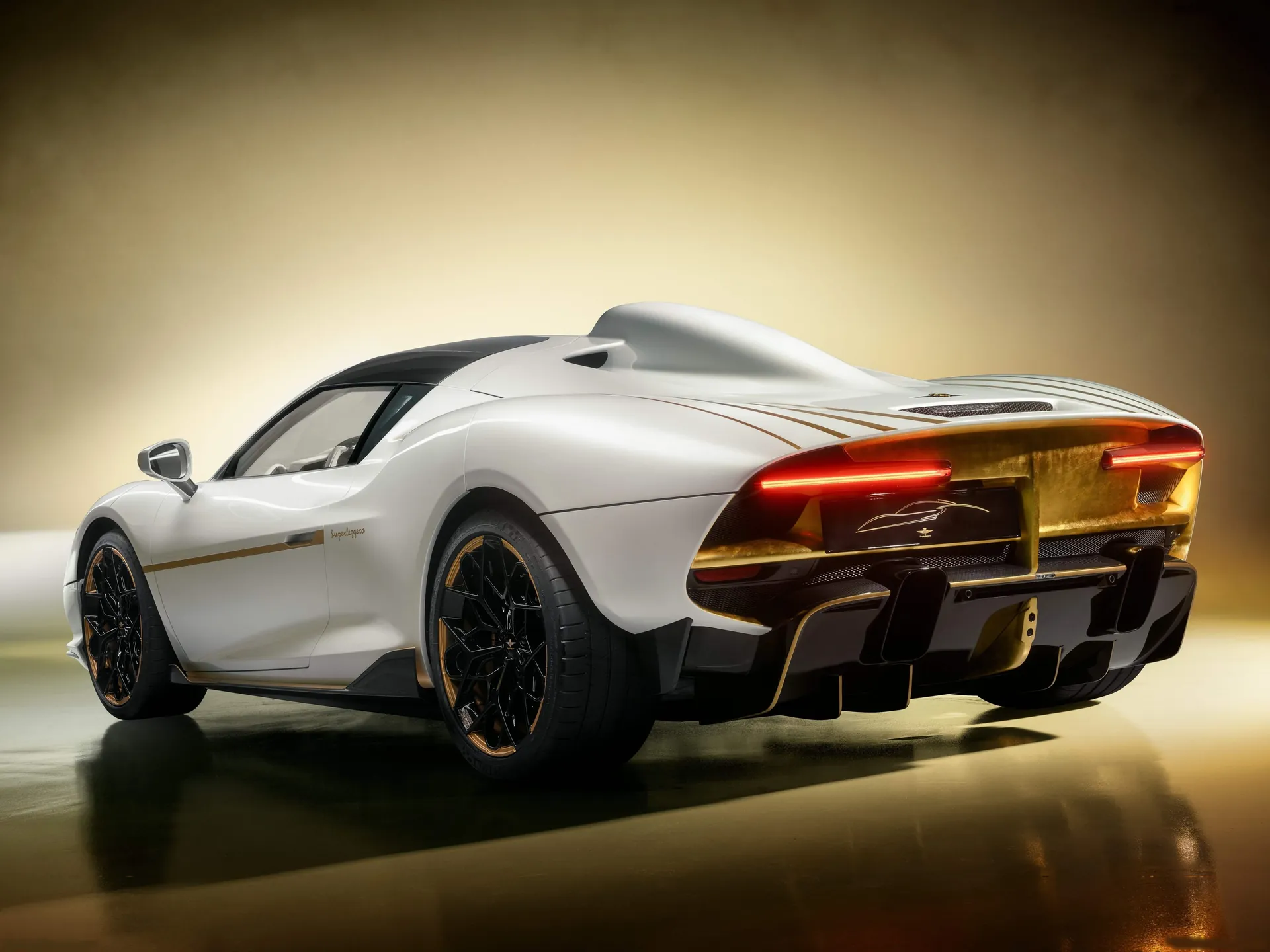 Touring Superleggera Arese RH95 Vento DOro (2024) – zadní tříčtvrteční pohled