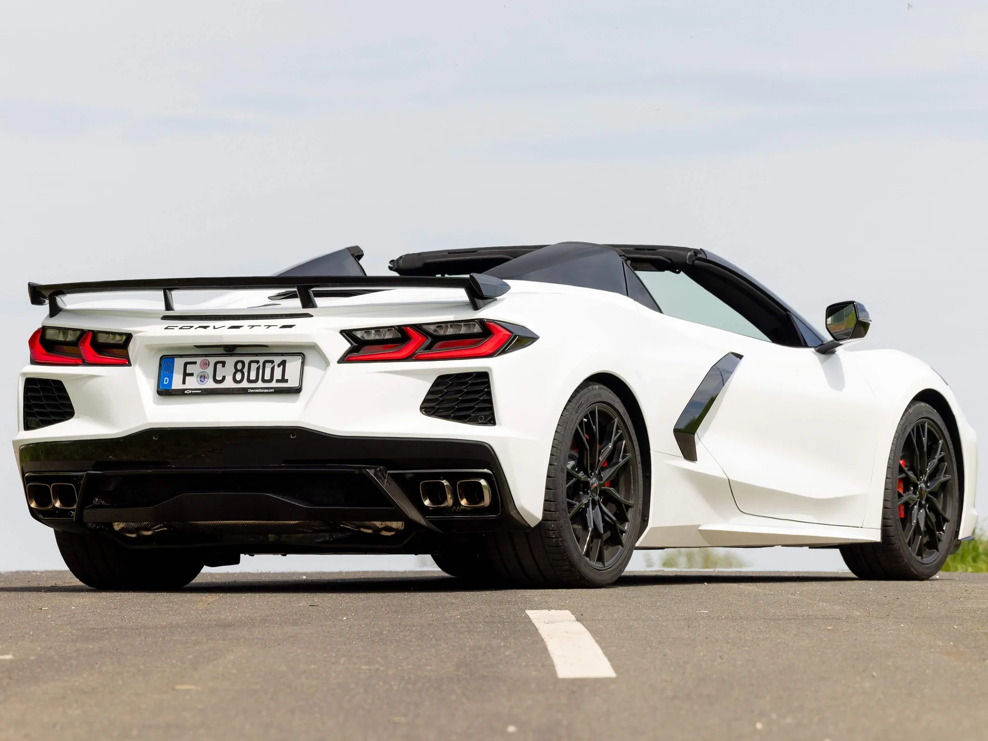 Chevrolet Corvette Stingray Convertible [EU] (2026) – zadní tříčtvrteční pohled
