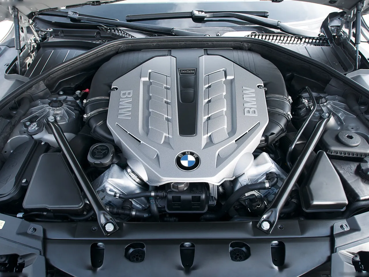 BMW 7-Series (2009) – motorový prostor