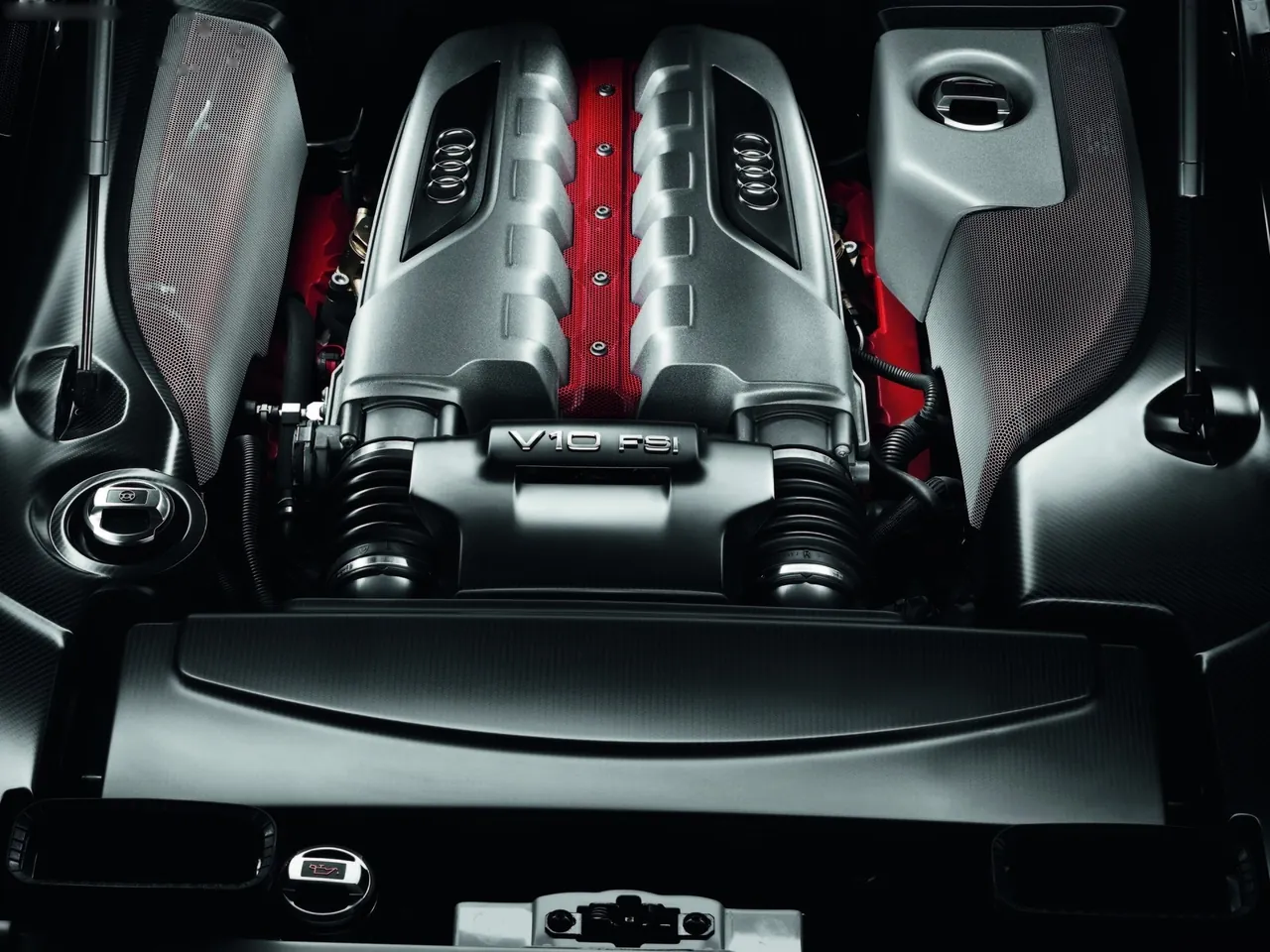 Audi R8 GT (2011) – motorový prostor