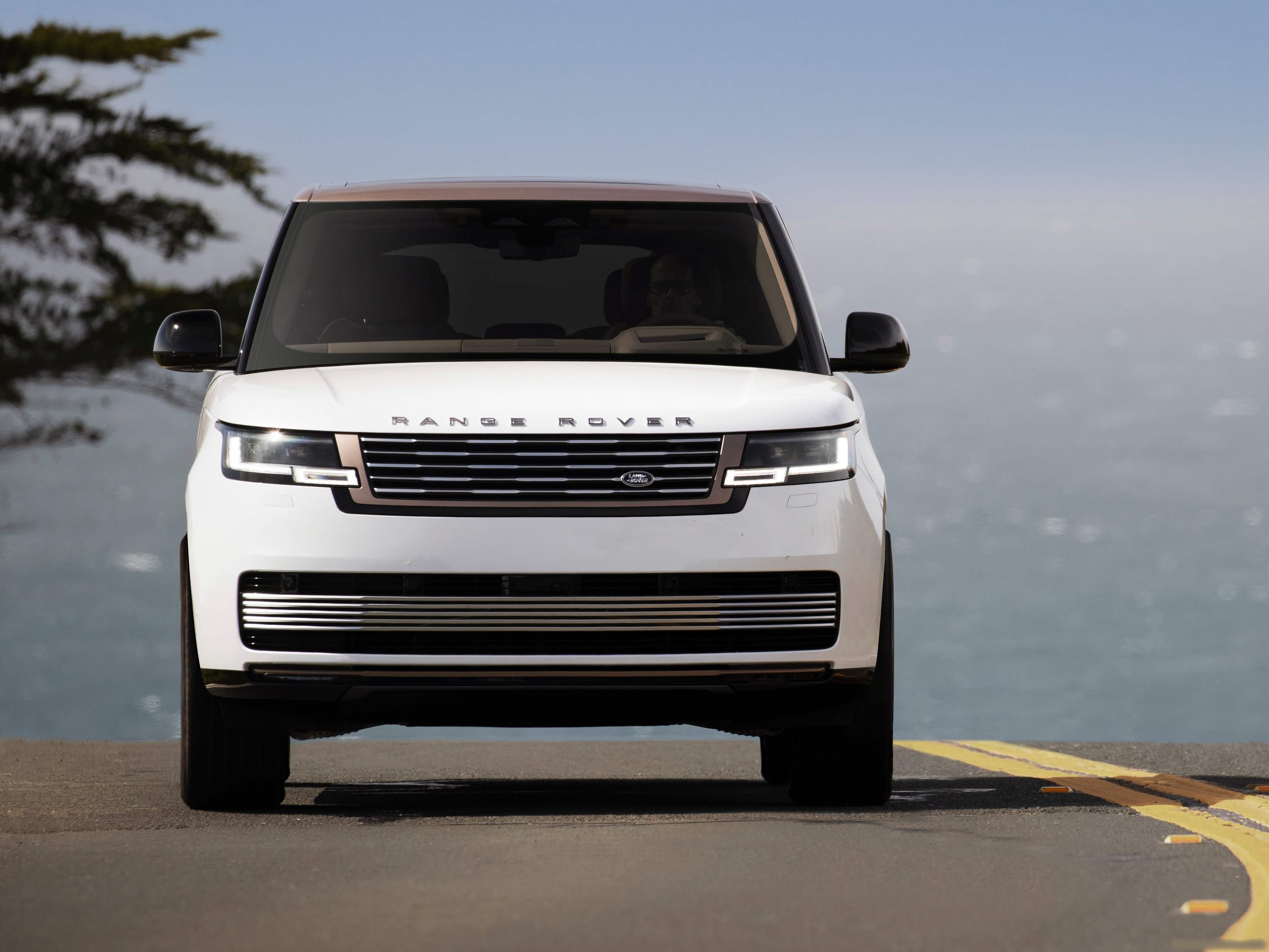 Land Rover Range Rover SV Serenity (2022) - Front