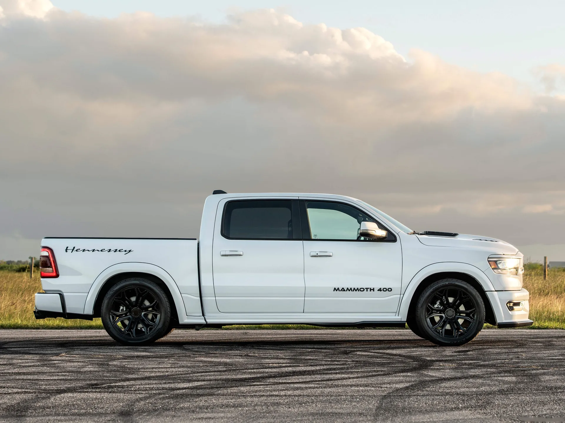 Hennessey Mammoth 400 (2024) – boční profil