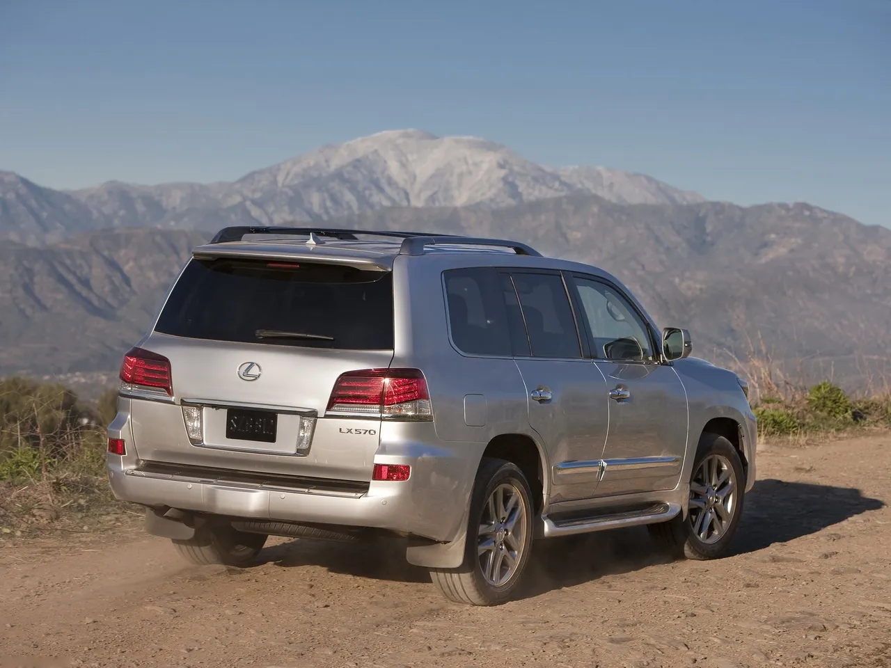 Lexus LX 570 (2013) – zadní tříčtvrteční pohled