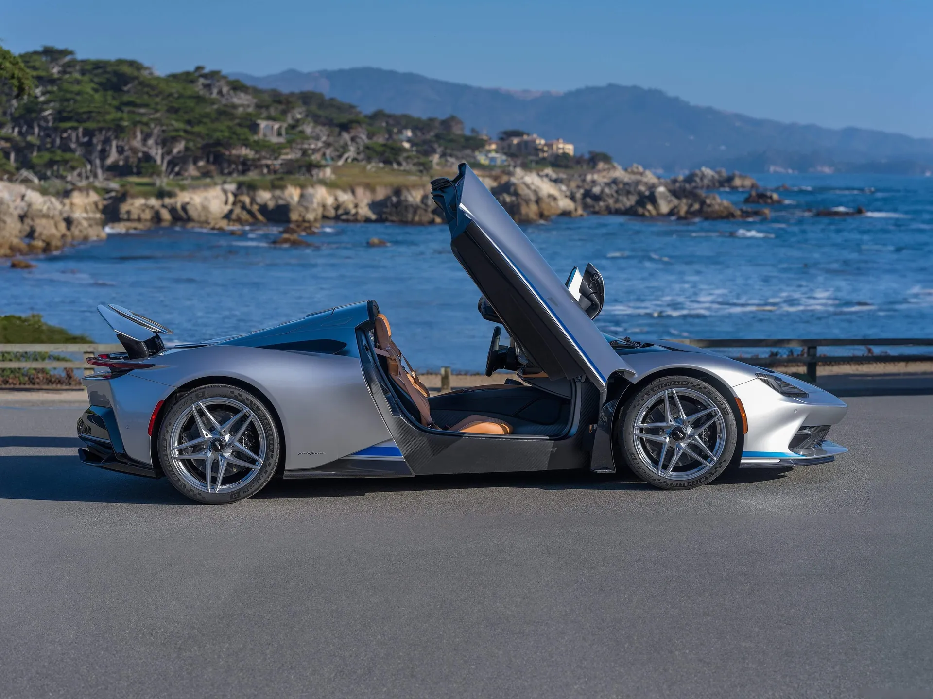 Pininfarina Battista Targamerica (2024) – boční profil
