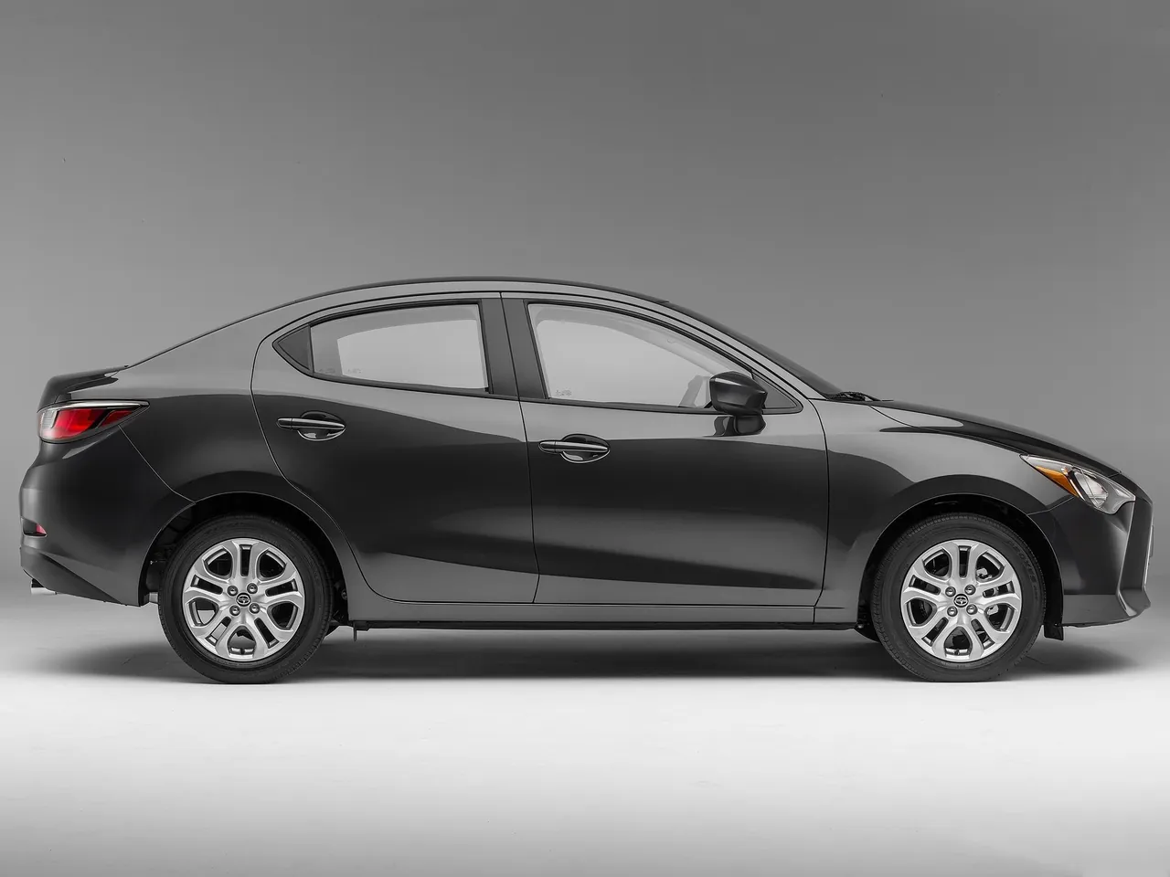 Scion iA (2016) – boční profil