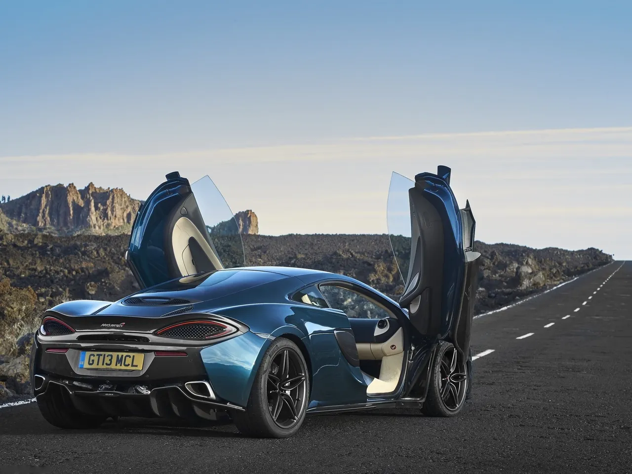 McLaren 570GT (2017) – zadní tříčtvrteční pohled