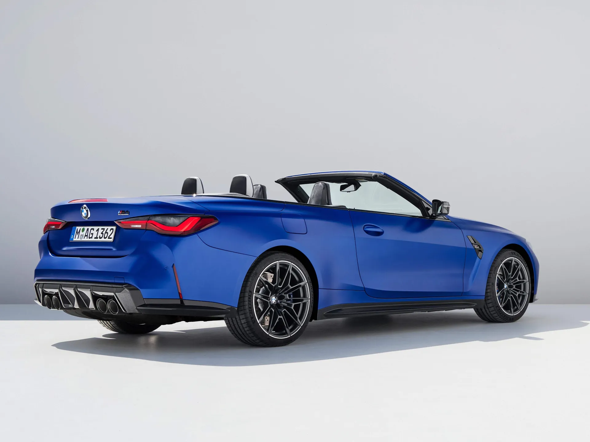 BMW M4 Competition Convertible M xDrive (2022) – zadní tříčtvrteční pohled