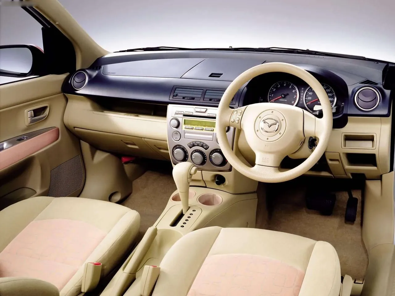Mazda Demio Stardust Pink Limited Edition (2003) – interiér