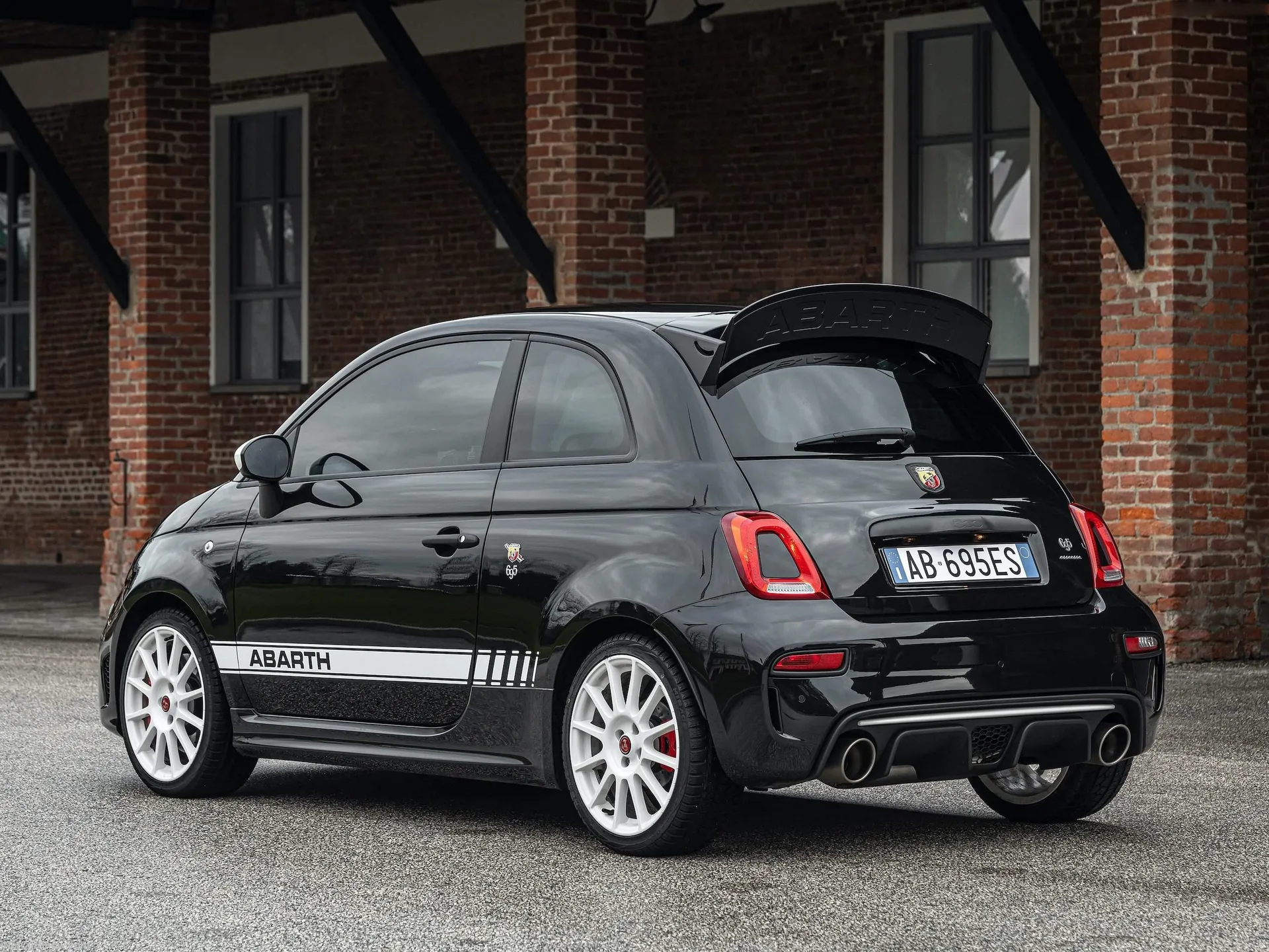 Fiat 695 Abarth Esseesse Collectors Edition (2021) – zadní tříčtvrteční pohled
