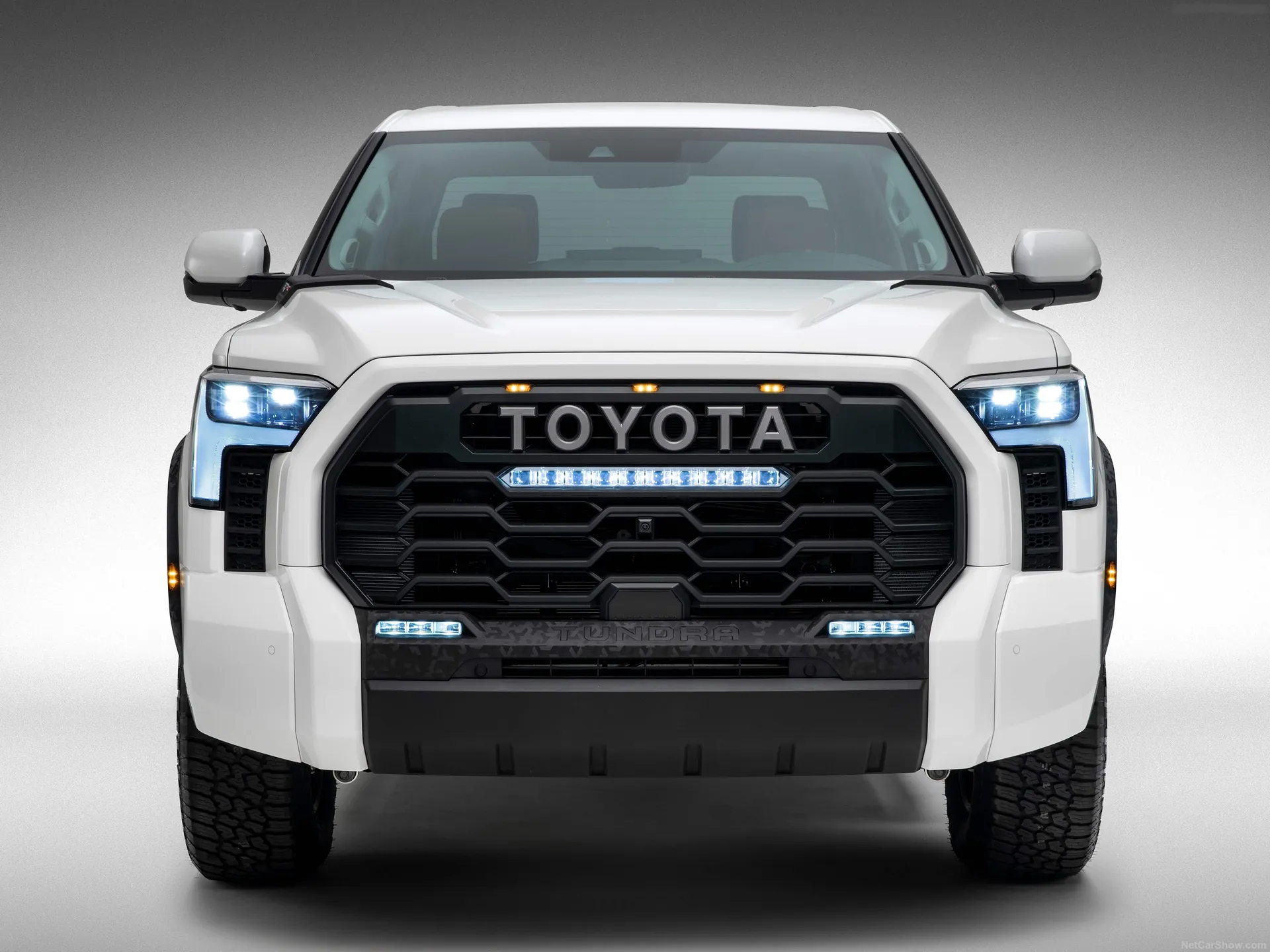 Toyota Tundra (2022) - Front