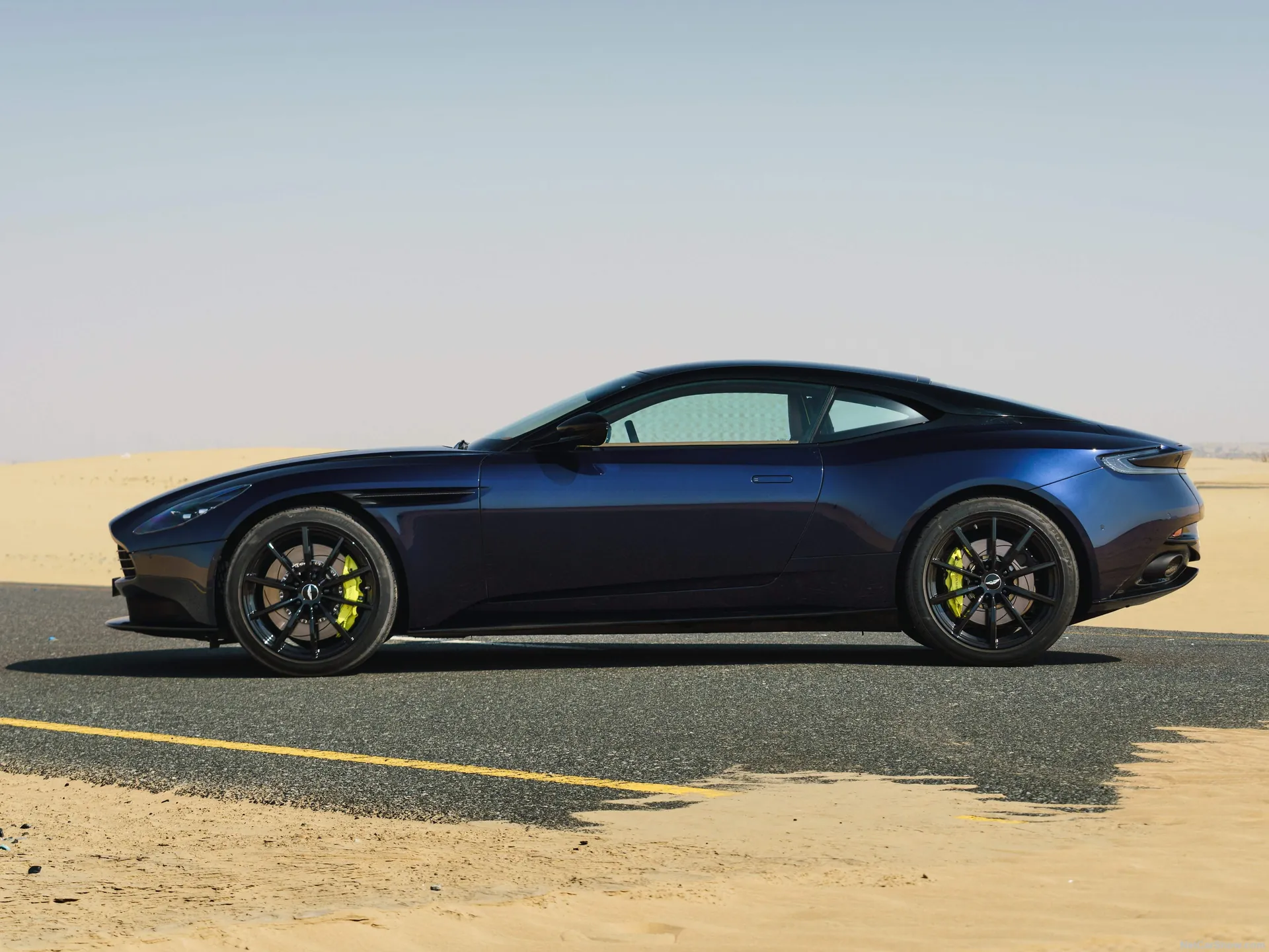 Aston Martin DB11 AMR (2019) – boční profil