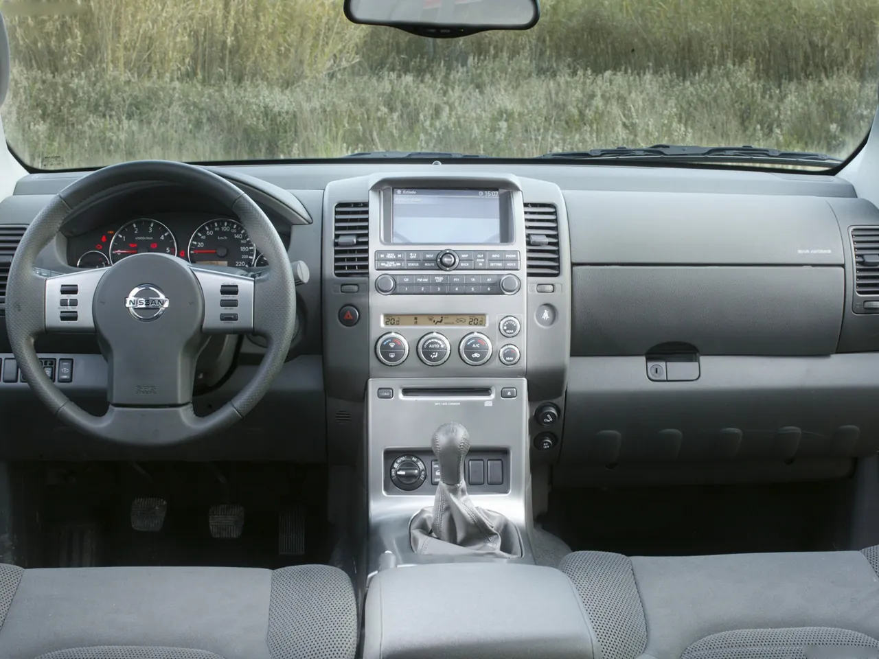 Nissan Pathfinder EUR (2005) – interiér