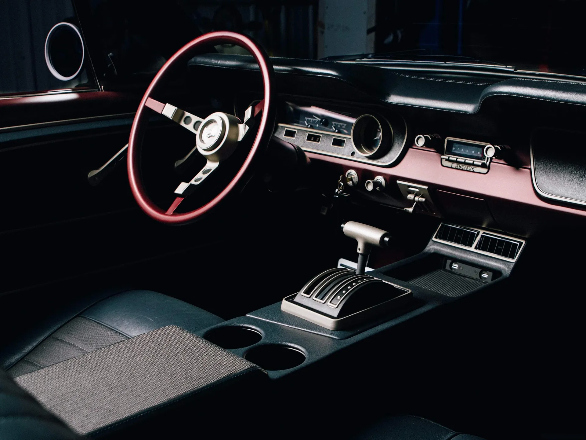 Ford Mustang Convertible CAGED by Ringbrothers (1964) – interiér
