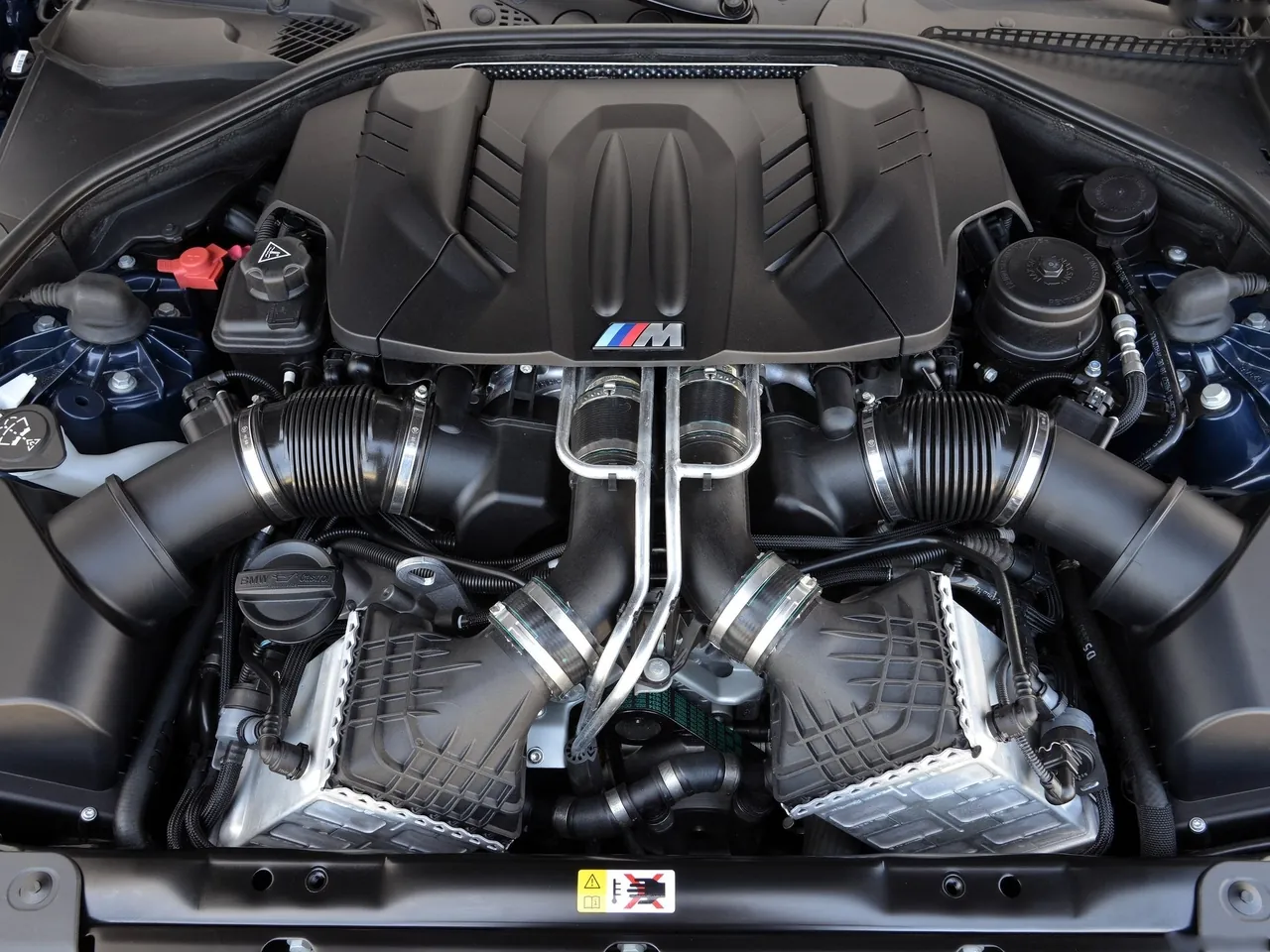 BMW M6 Convertible (2013) – motorový prostor