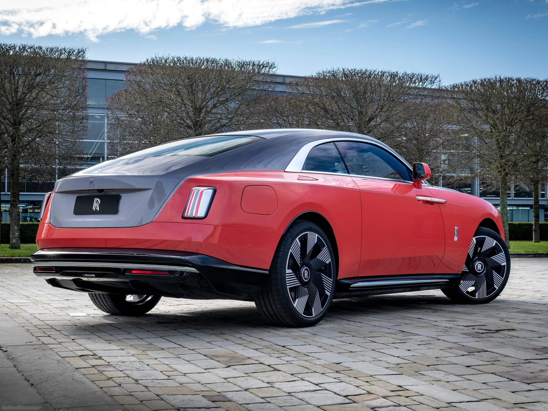 Rolls-Royce Spectre Escapism (2024) – zadní tříčtvrteční pohled