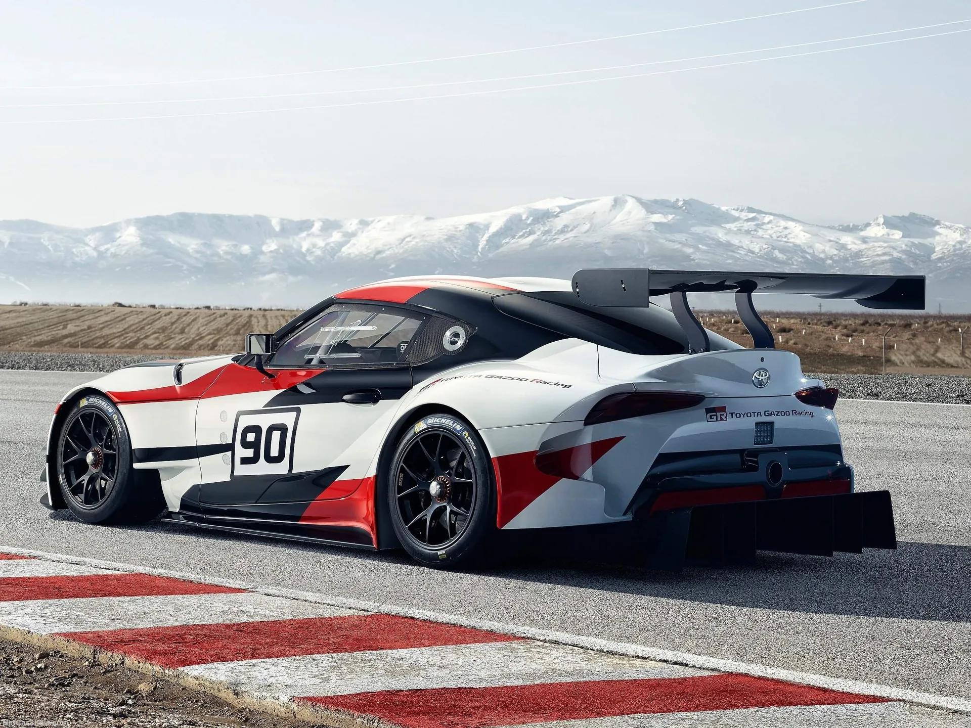 Toyota GR Supra Racing Concept (2018) – zadní tříčtvrteční pohled