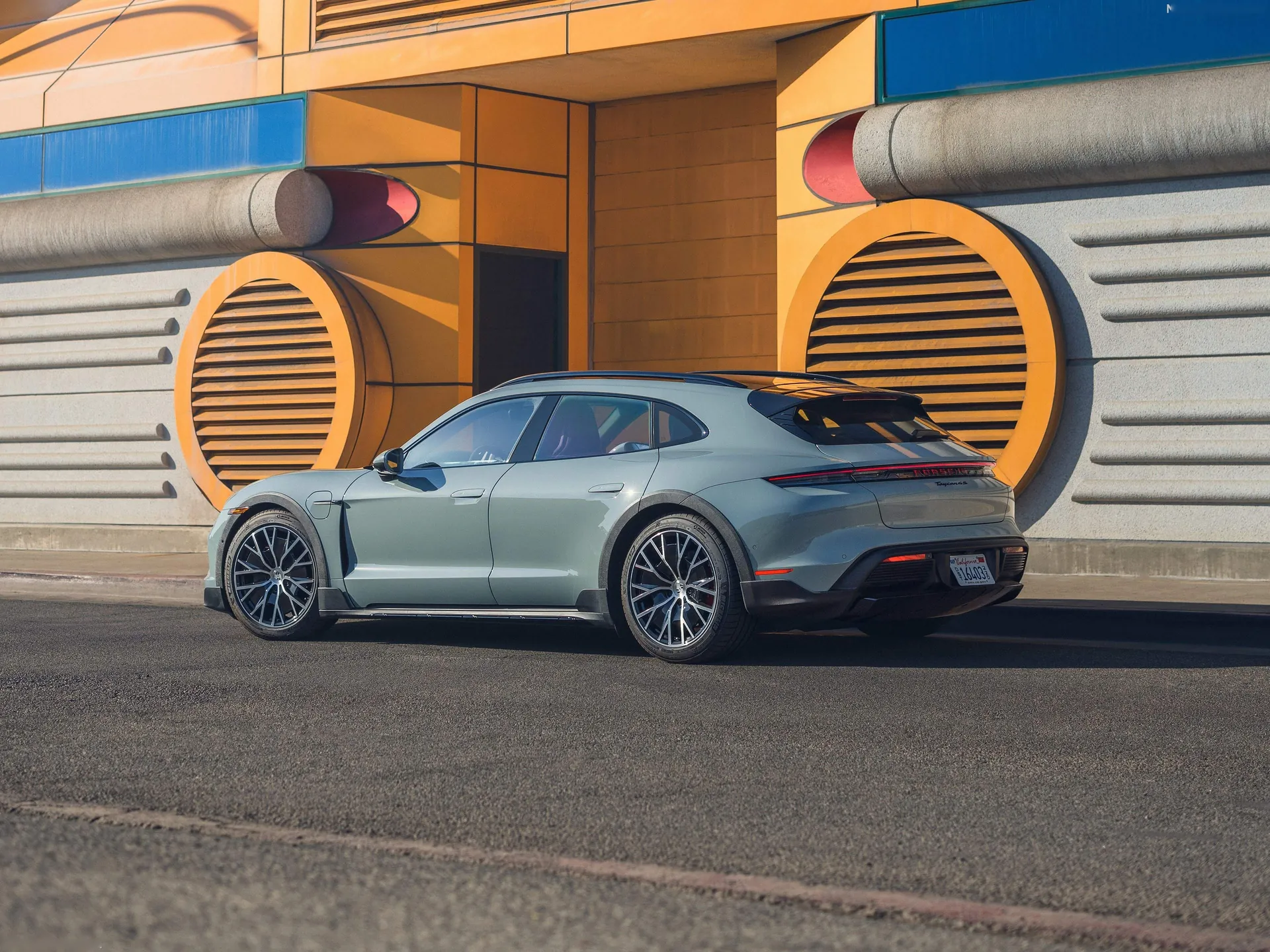Porsche Taycan 4S Cross Turismo (2025) – zadní tříčtvrteční pohled